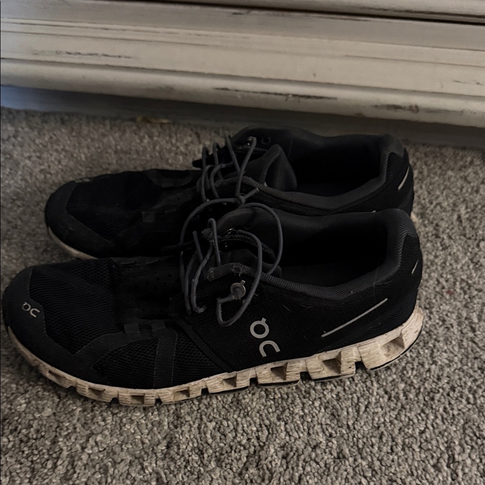 On Cloud Men's Black and White Athletic Shoes